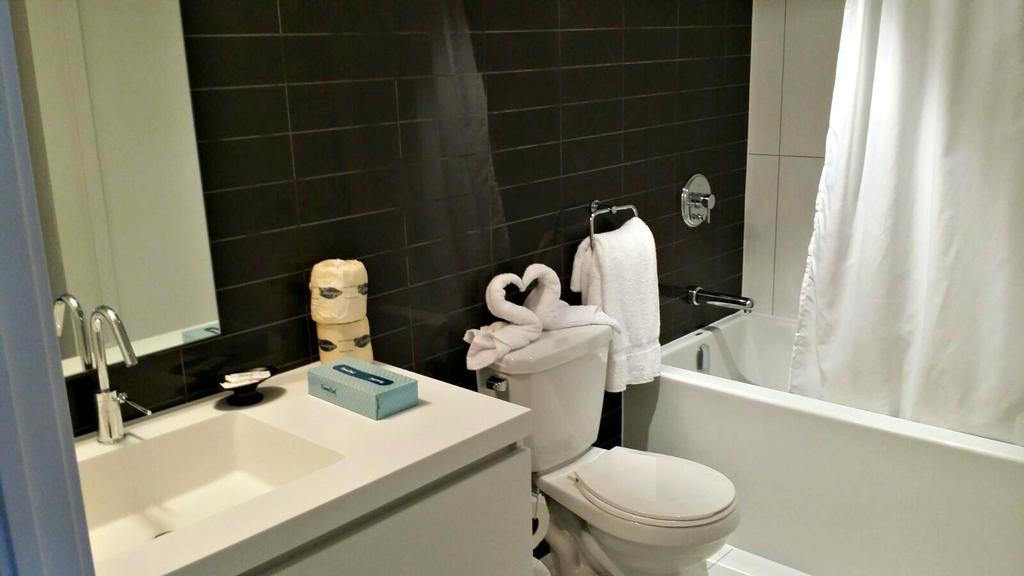 Pelicanstay In Toronto Entertainment District Экстерьер фото